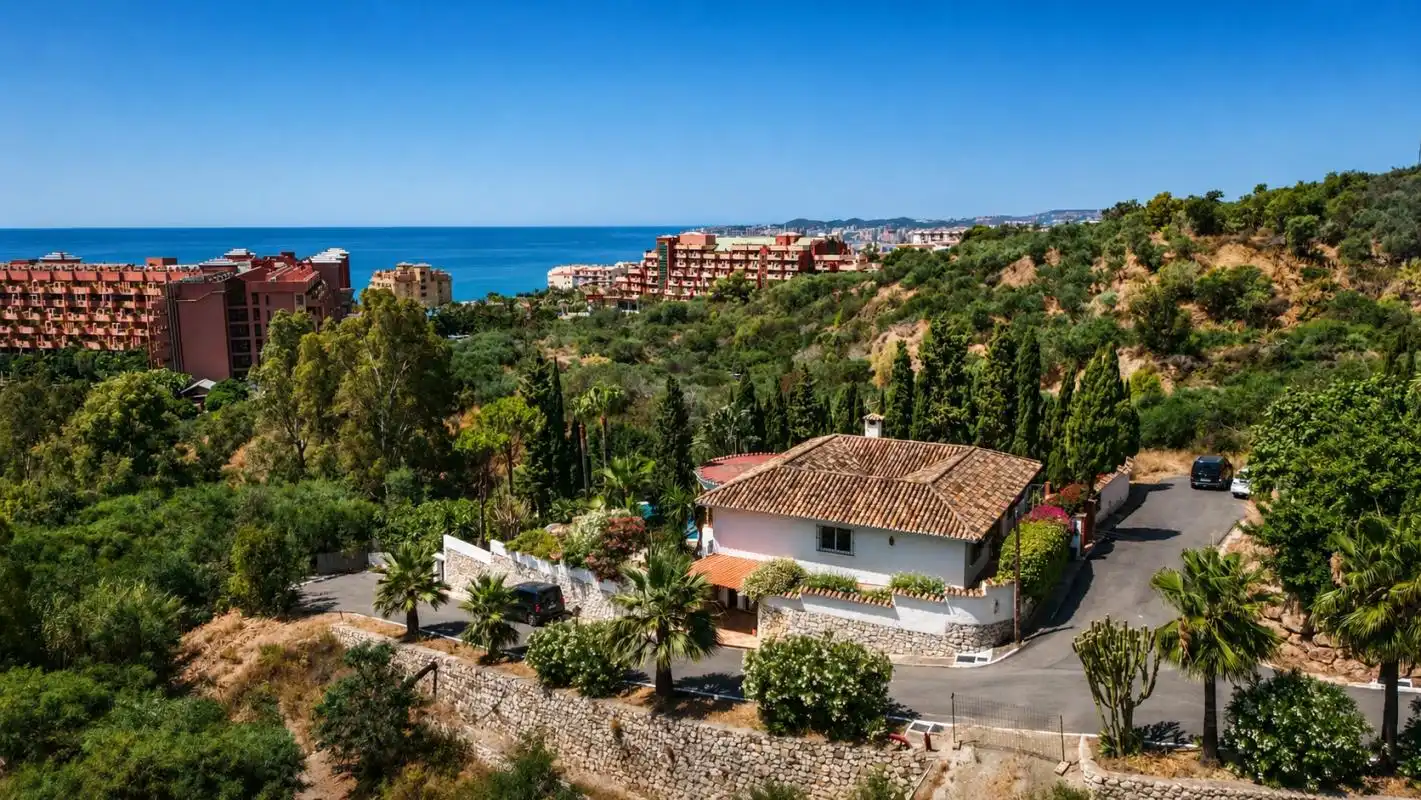 Vista exterior de Casa o xalet en venda en Benalmádena amb Aire condicionat, Calefacció i Jardí privat