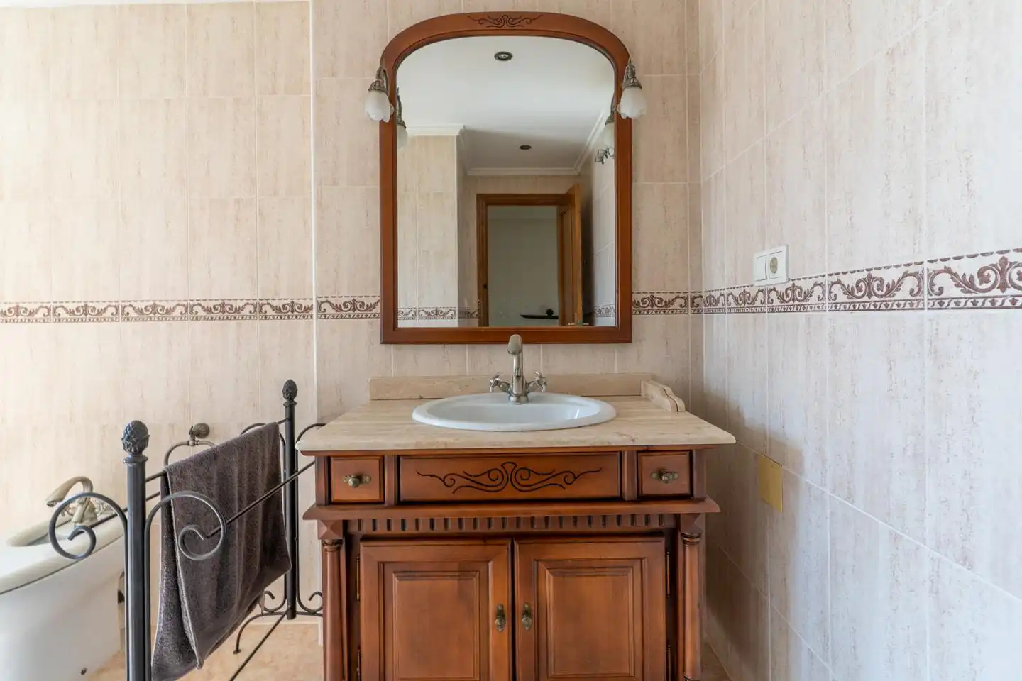 Badezimmer von Einfamilien-Reihenhaus zum Verkauf in Santa Pola mit Klimaanlage, Privatgarten und Terrasse