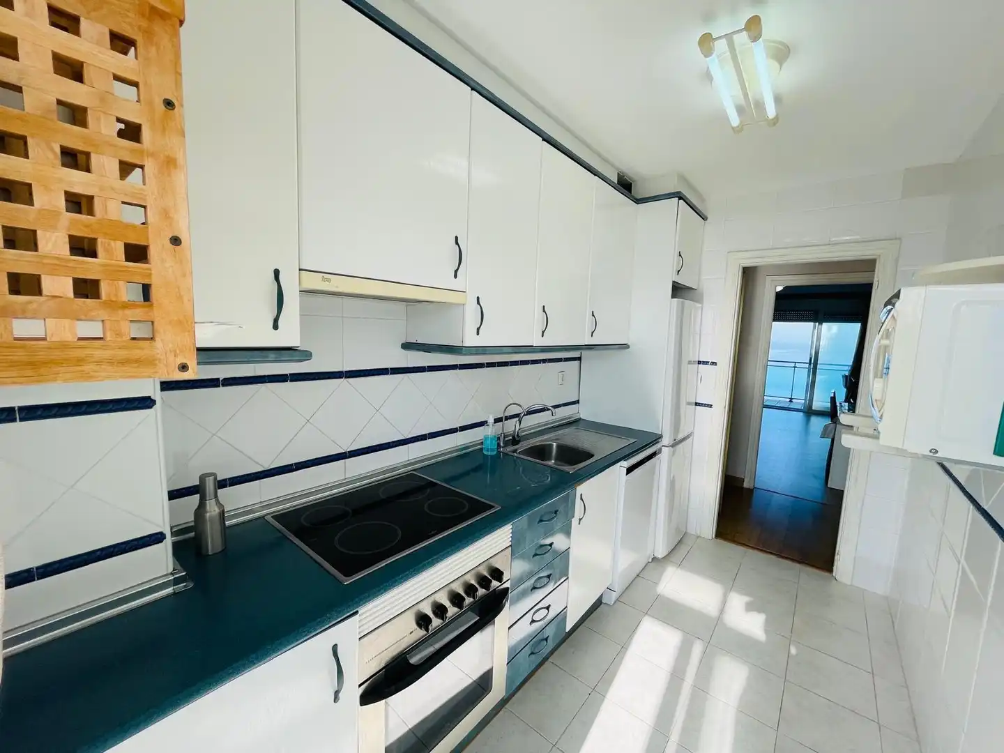 Cocina de Apartamento de alquiler en La Manga del Mar Menor con Aire acondicionado, Calefacción y Piscina