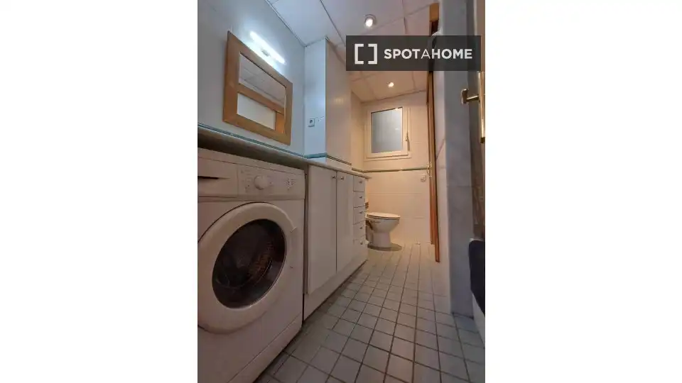 Baño de Piso de alquiler en Barcelona con Aire acondicionado, Calefacción y Amueblado