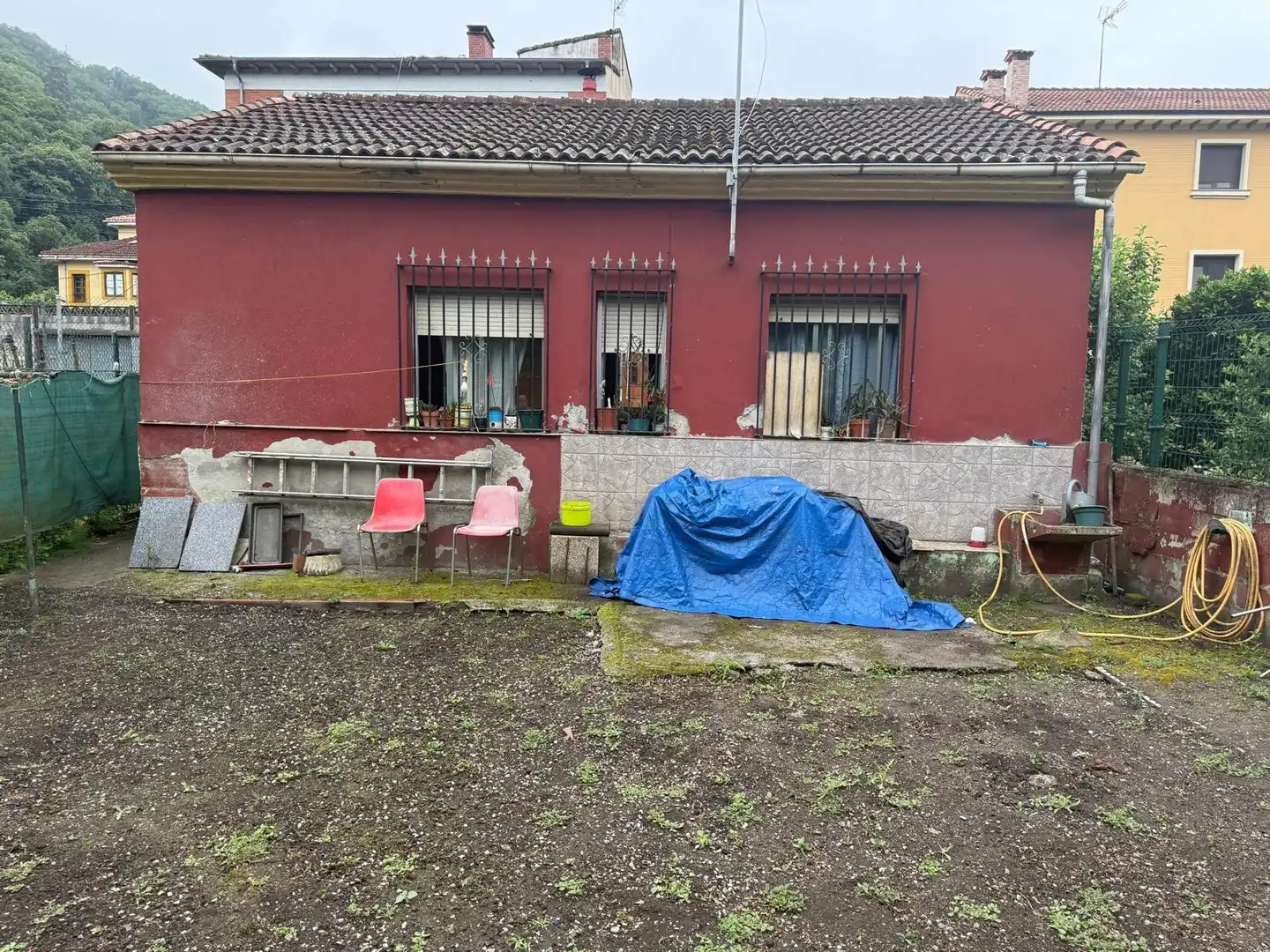 Vista exterior de Casa o xalet en venda en Mieres (Asturias) amb Terrassa, Piscina i Moblat