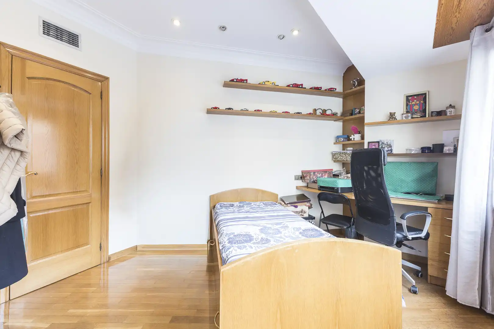Habitación de Casa adosada en venta en Barcelona con Calefacción