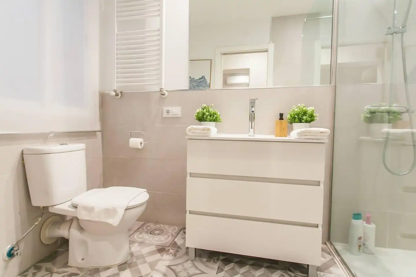 Badezimmer von Wohnungen zur Miete in Bilbao  mit Klimaanlage, Terrasse und Möbliert