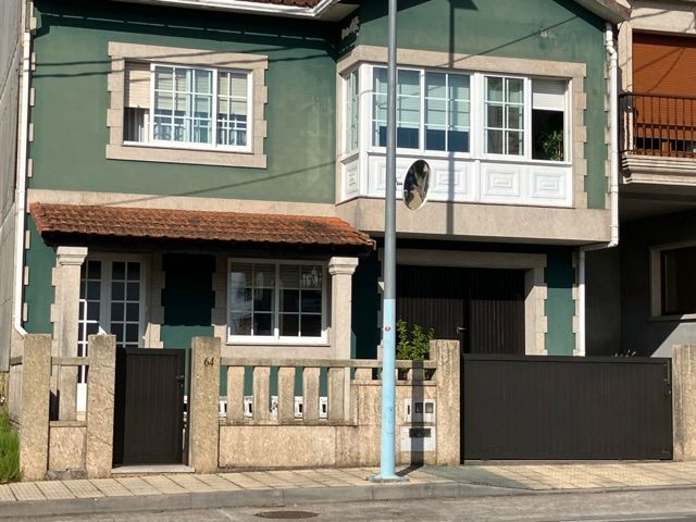 Vista exterior de Casa o xalet en venda en O Grove   amb Jardí privat, Traster i Moblat