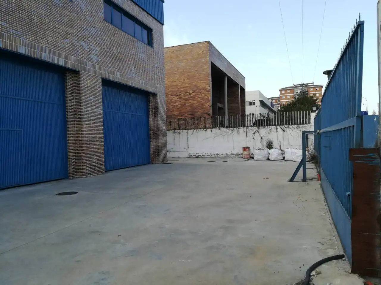 Vista exterior de Nau industrial en venda en Leganés