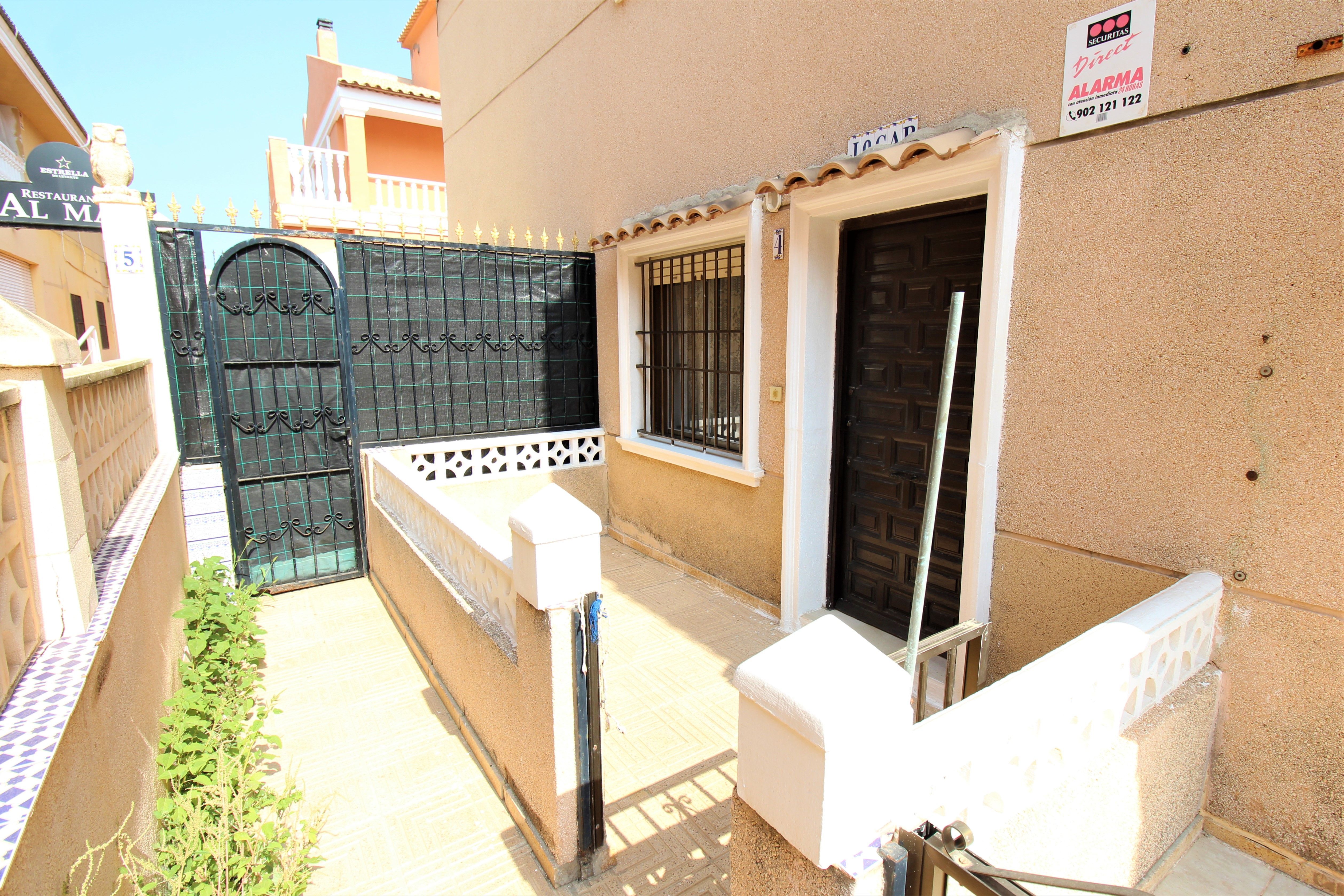 Vista exterior de Casa adosada en venda en Torrevieja amb Terrassa, Moblat i Forn