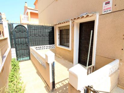 Vista exterior de Casa adosada en venda en Torrevieja amb Terrassa