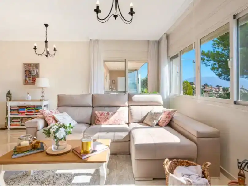 Sala d'estar de Apartament en venda en Ojén amb Aire condicionat, Piscina i Balcó