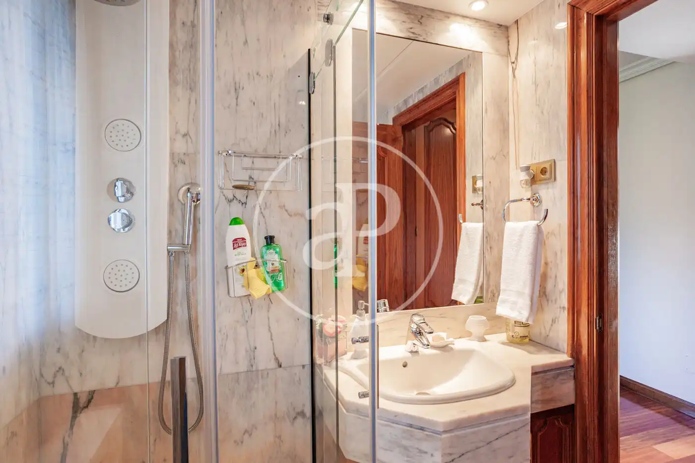 Baño de Casa o chalet en venta en Pozuelo de Alarcón con Aire acondicionado, Calefacción y Jardín privado