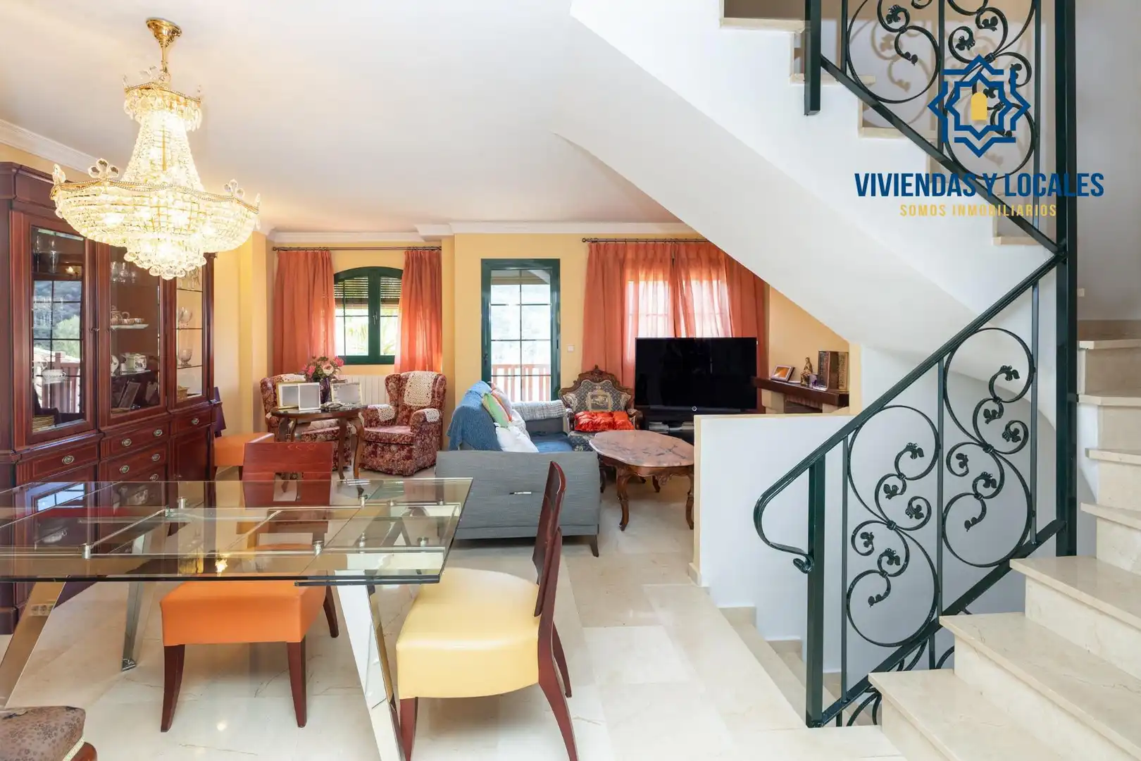 Sala de estar de Casa adosada en venta en Granada con Aire acondicionado, Calefacción y Jardín privado