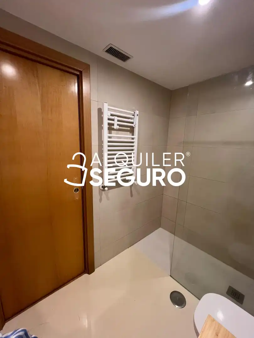 Bany de Pis de lloguer en Madrid amb Calefacció, Traster i Piscina