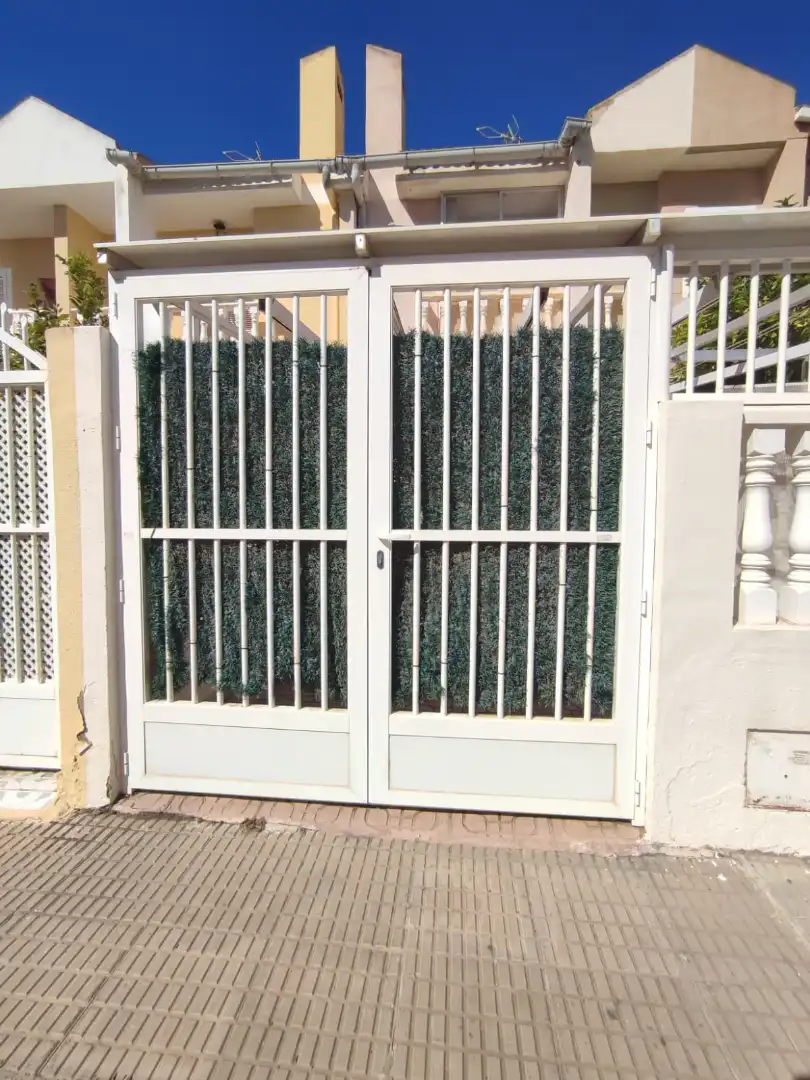 Vista exterior de Casa o chalet en venta en San Pedro del Pinatar con Jardín privado, Terraza y Amueblado
