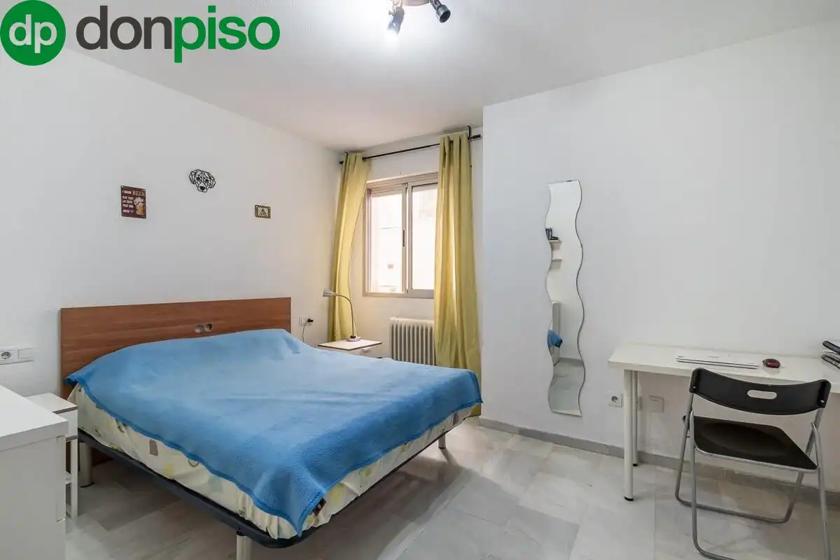 Bedroom of Flat for sale in Granada  with Heating and Storage room