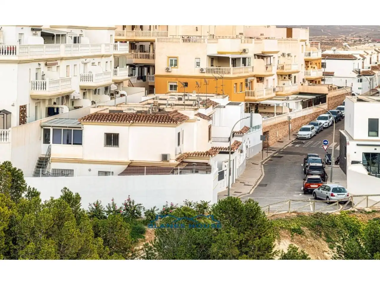 Vista exterior de Casa adosada en venda en Huércal de Almería amb Aire condicionat, Jardí privat i Moblat