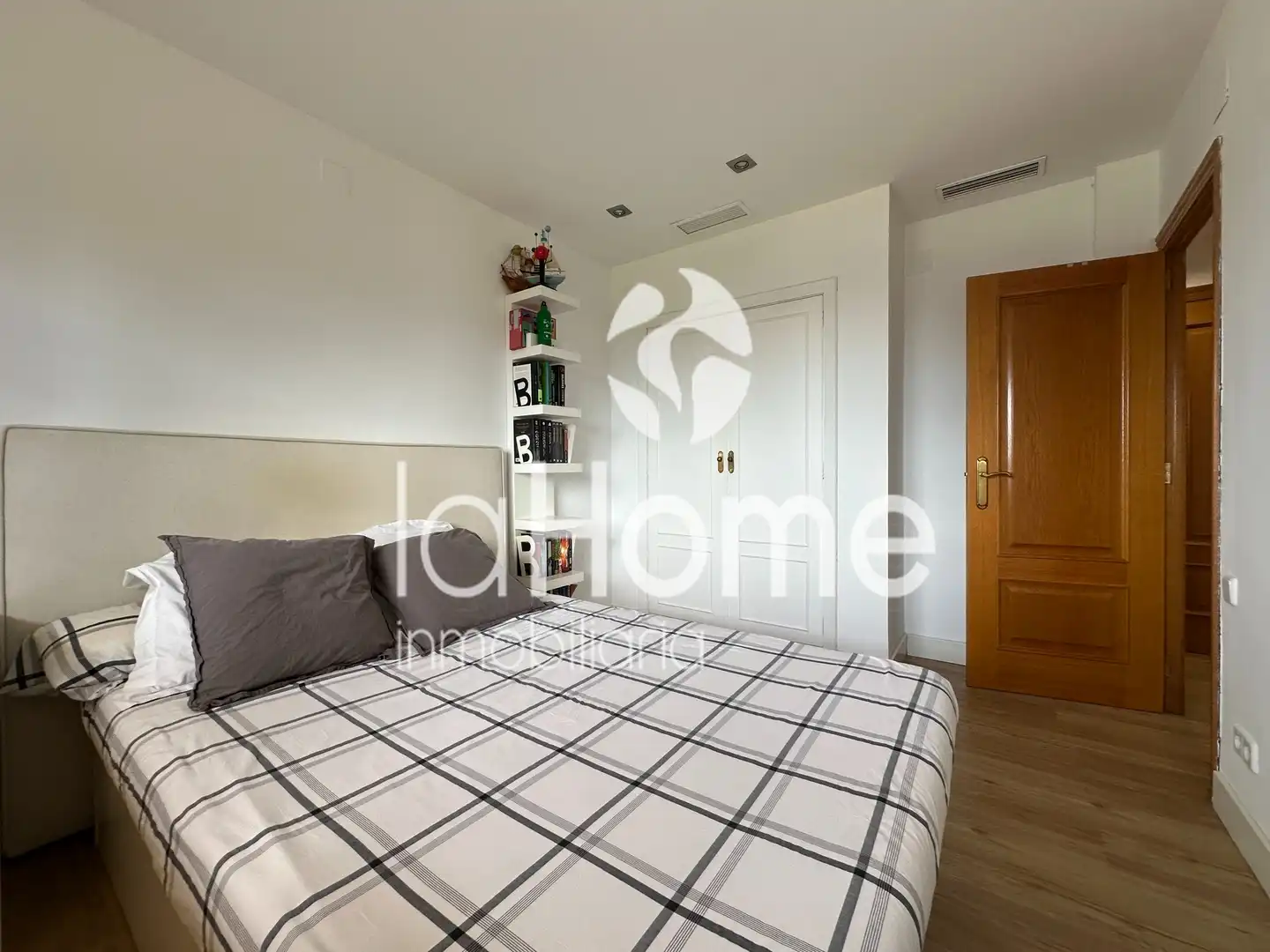 Habitación de Casa o chalet en venta en Paterna con Aire acondicionado, Calefacción y Jardín privado