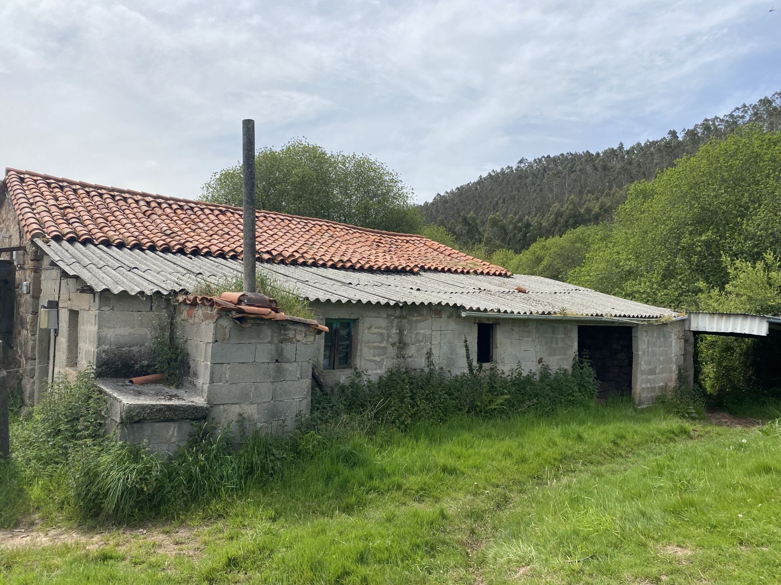Vista exterior de Casa o xalet en venda en Los Corrales de Buelna  amb Jardí privat