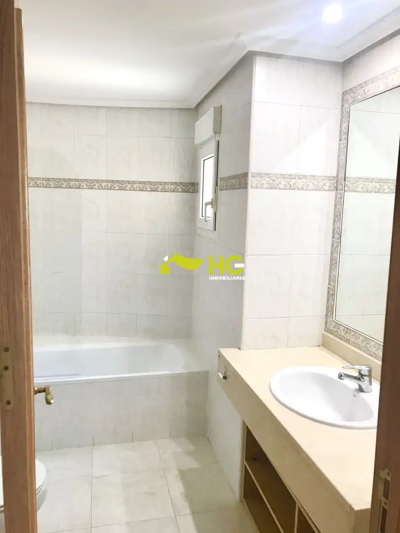 Baño de Dúplex de alquiler en Villaviciosa de Odón con Aire acondicionado, Calefacción y Terraza