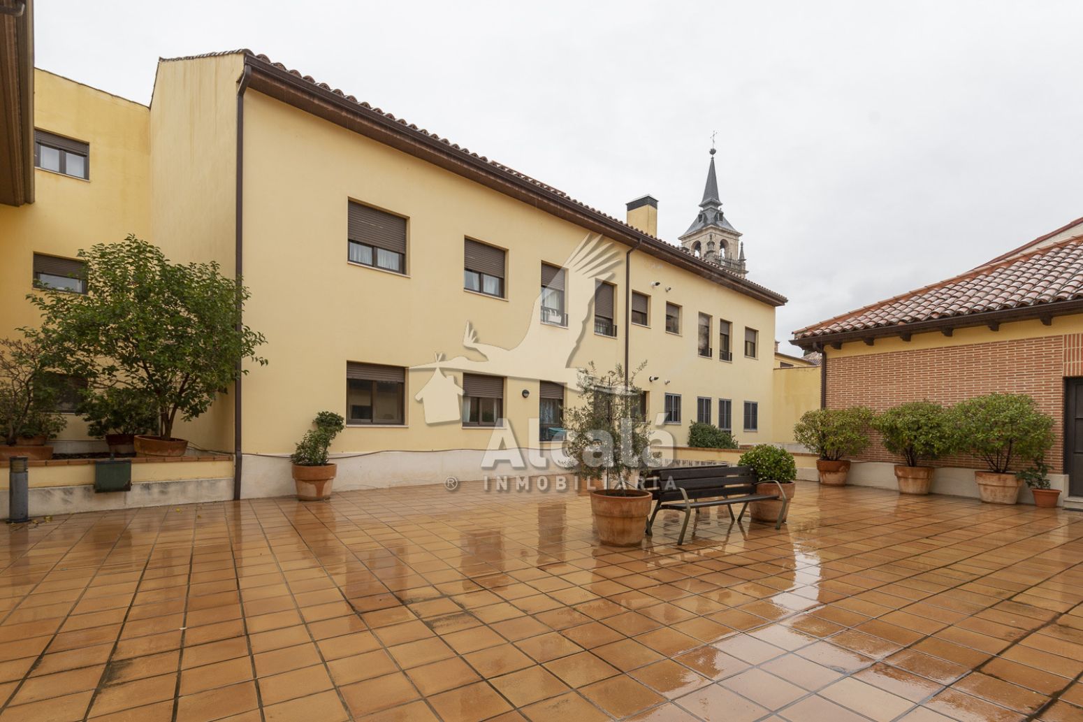 Vista exterior de Pis en venda en Alcalá de Henares amb Calefacció, Parquet i Traster