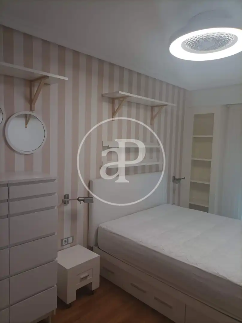Schlafzimmer von Wohnung zur Miete in Valencia mit Klimaanlage, Möbliert und Balkon