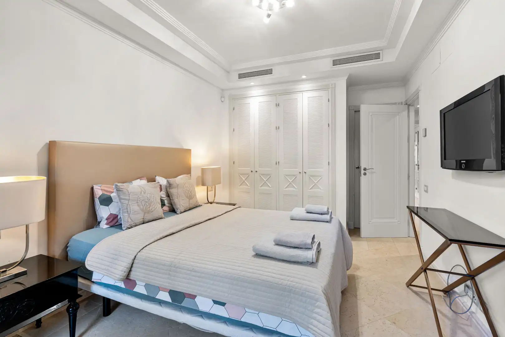 Habitación de Planta baja en venta en Estepona con Aire acondicionado, Terraza y Piscina