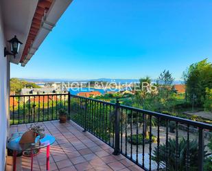 Vista exterior de Casa o xalet en venda en A Illa de Arousa  amb Aire condicionat, Calefacció i Jardí privat