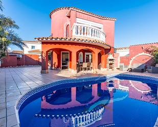 Vista exterior de Casa adosada en venda en Empuriabrava amb Aire condicionat, Terrassa i Piscina