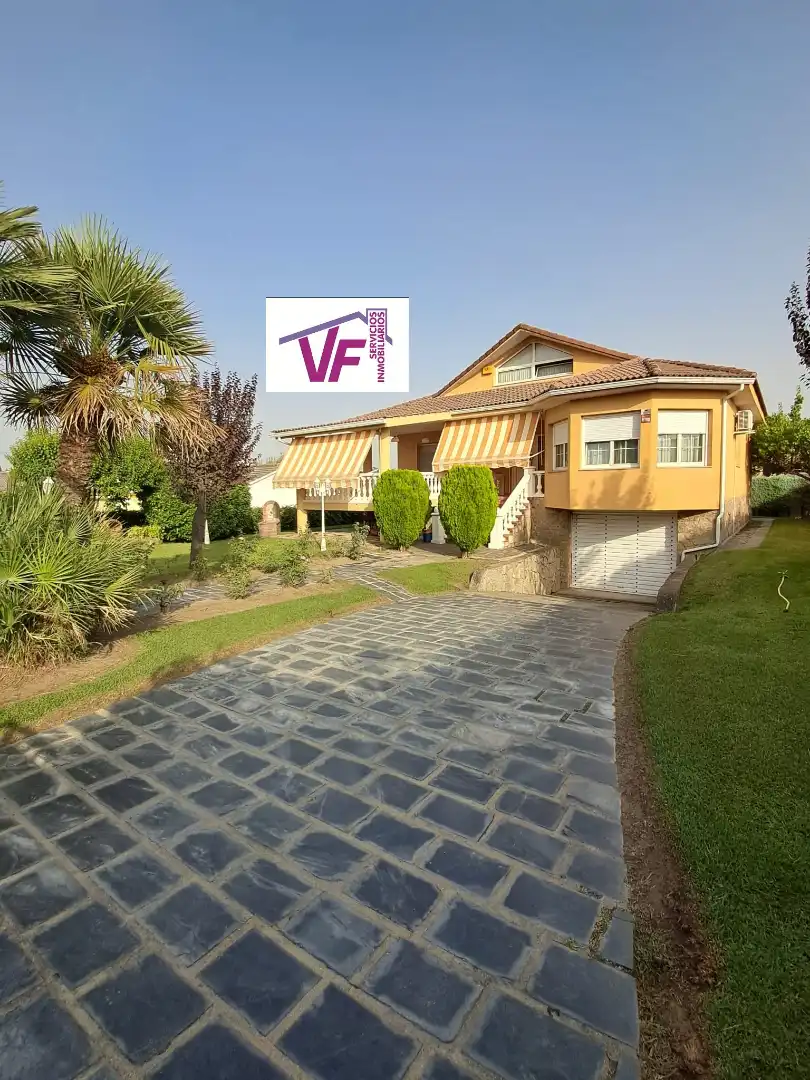 Chalet con piscina en venta en Urbanización Gran Chaparral 2