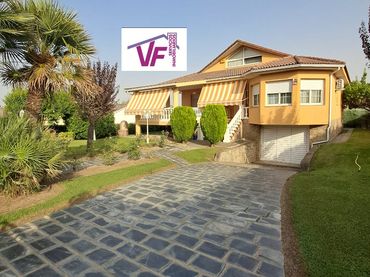 Villa con piscina in vendita a Urbanización Gran Chaparral 2