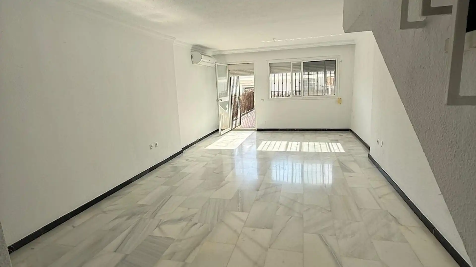 Living room of Single-family semi-detached for rent in Rincón de la Victoria