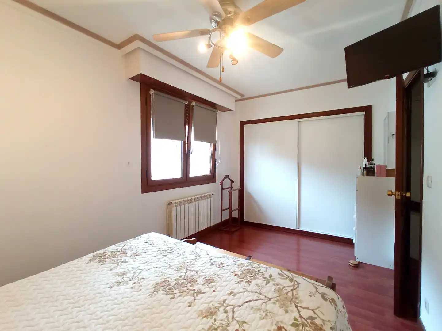 Habitación de Casa adosada en venta en Irun  con Terraza, Trastero y Amueblado