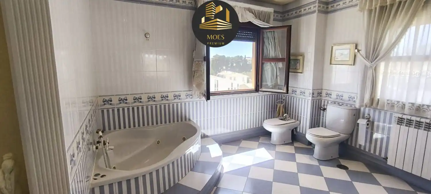 Badezimmer von Haus oder Chalet zum Verkauf in Úbeda mit Klimaanlage, Heizung und Terrasse