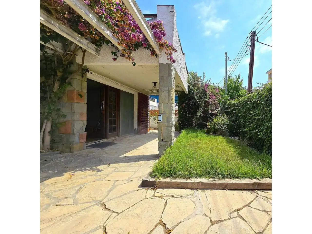 Vista exterior de Casa o xalet en venda en Vilanova i la Geltrú amb Jardí privat i Terrassa