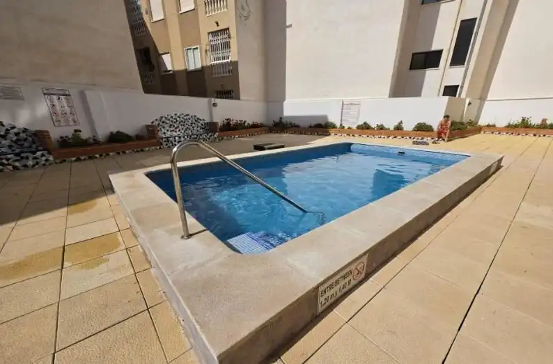 Piscina de Estudio en venta en Torrevieja con Terraza y Piscina comunitaria