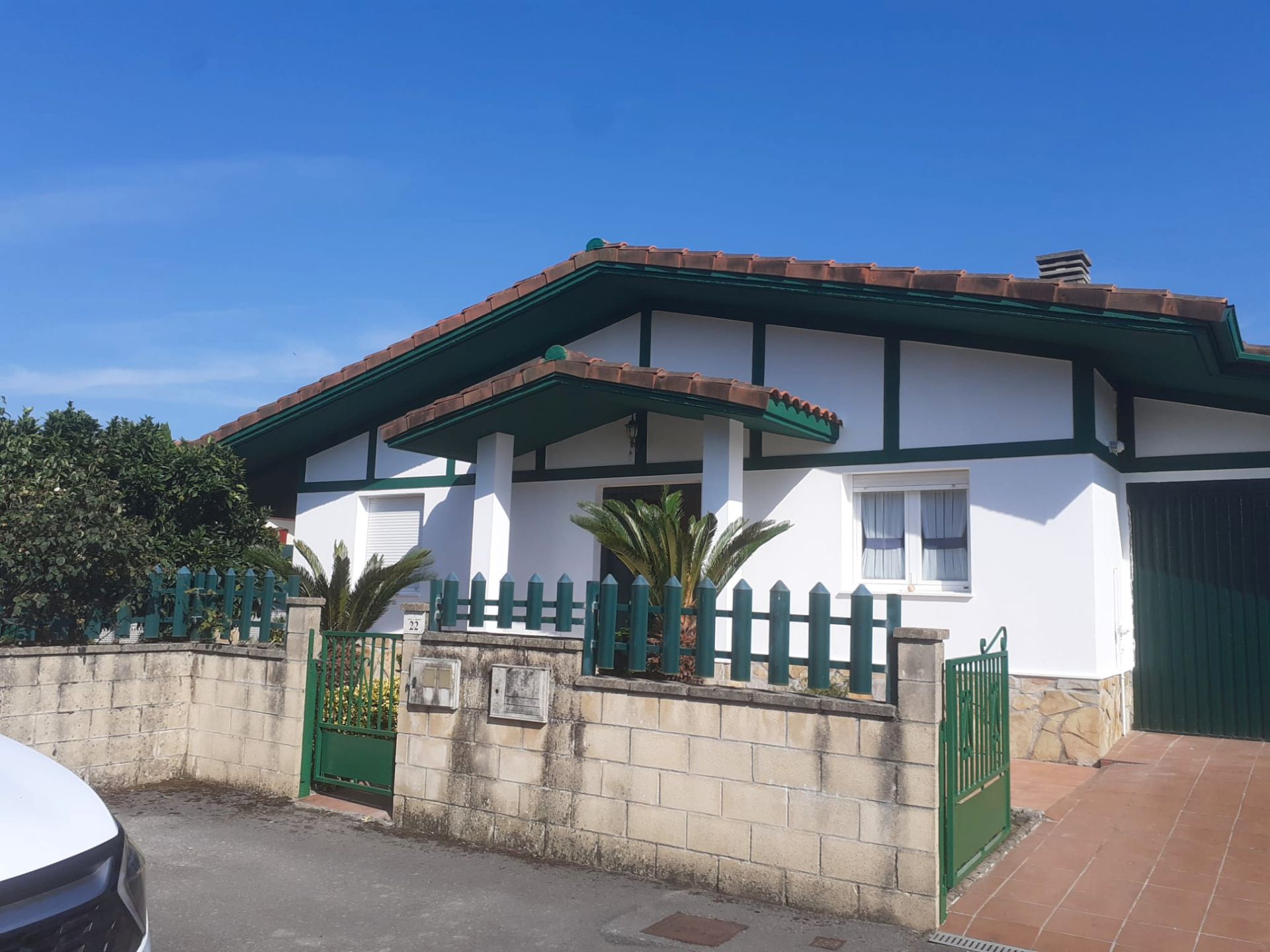 Vista exterior de Casa o xalet en venda en Argoños  amb Calefacció, Jardí privat i Terrassa