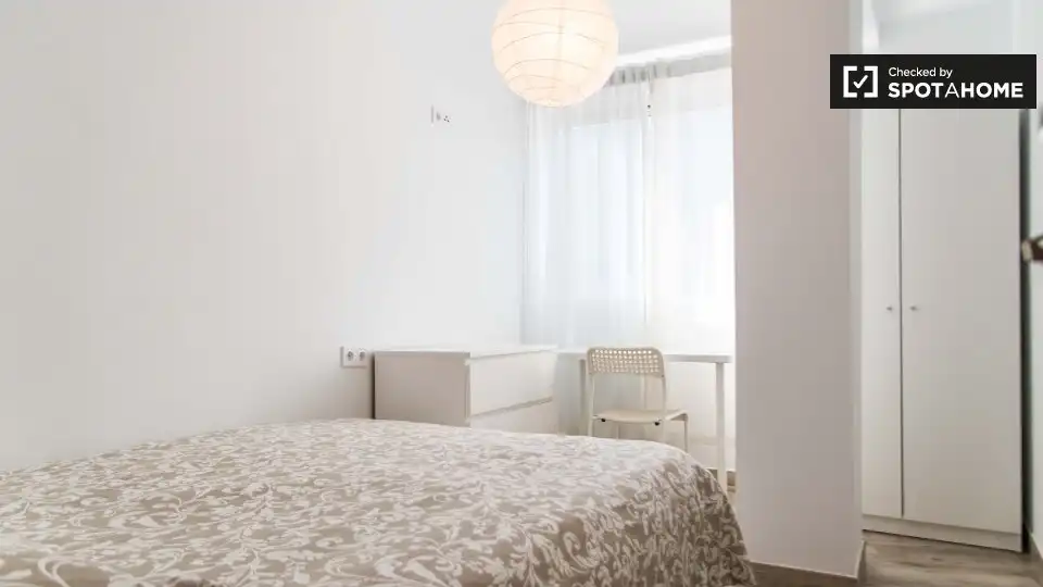 Habitación de Piso de alquiler en Valencia con Aire acondicionado, Calefacción y Amueblado