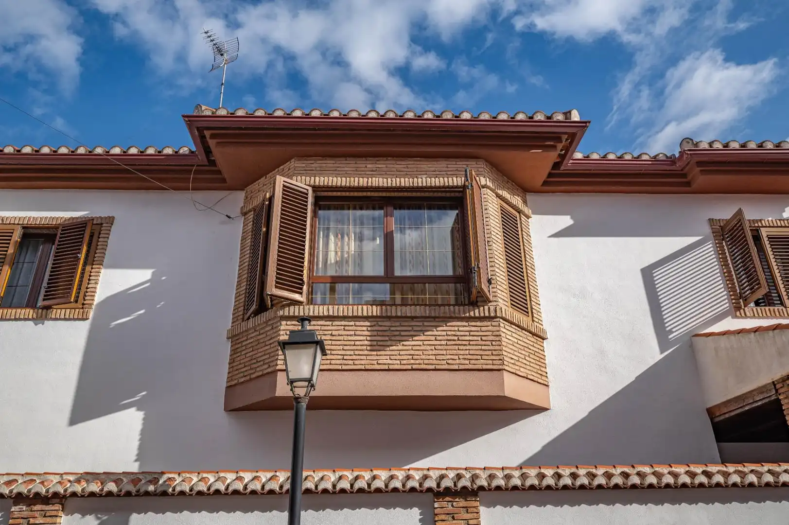 Vista exterior de Casa o xalet en venda en Las Gabias amb Aire condicionat, Terrassa i Moblat