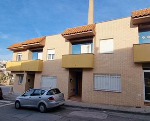 Vista exterior de Casa adosada en venda en Épila amb Calefacció, Jardí privat i Terrassa