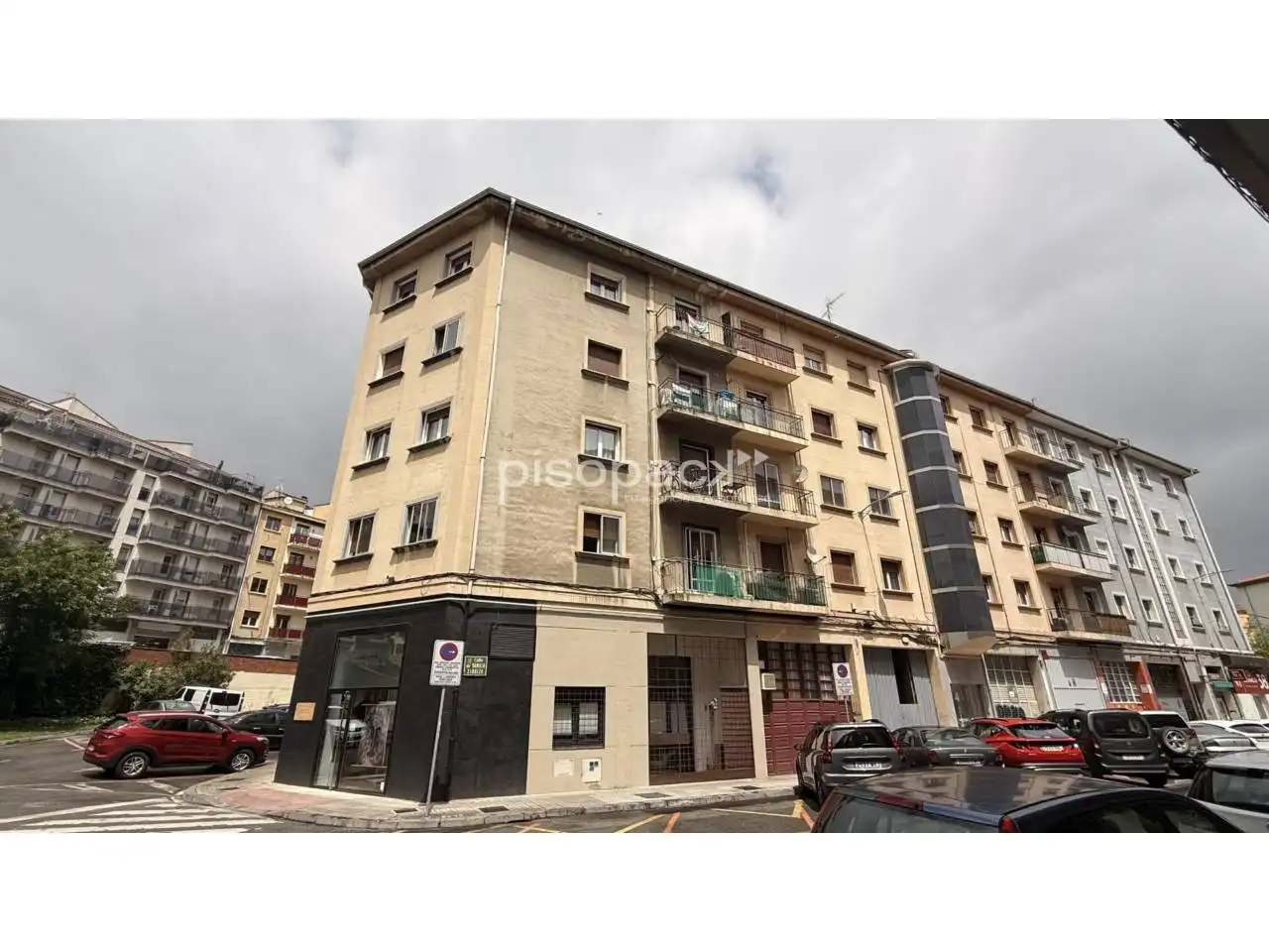 Außenansicht von Wohnung zum Verkauf in  Pamplona / Iruña mit Heizung, Terrasse und Balkon