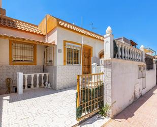 Vista exterior de Casa o xalet en venda en Torrevieja amb Aire condicionat, Jardí privat i Terrassa