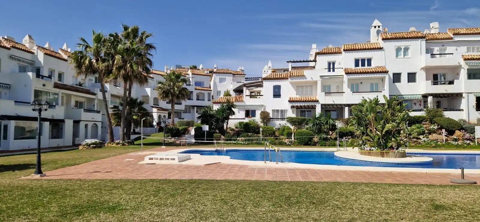 Apartamento con piscina en venta en Calahonda