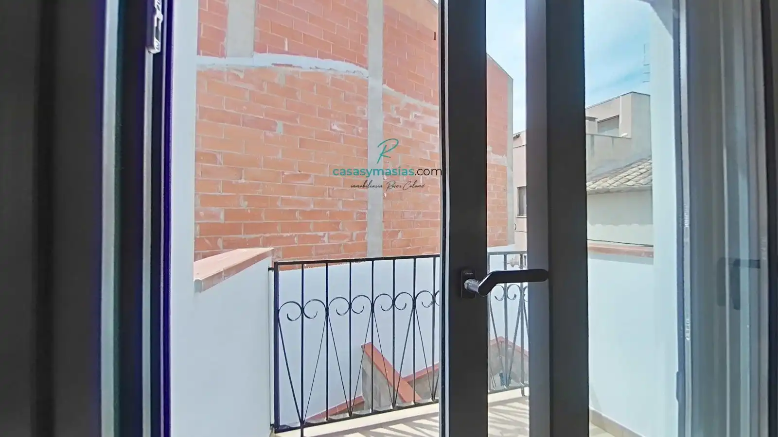 Terrasse von Einfamilien-Reihenhaus zur Miete in Sant Cugat Sesgarrigues mit Klimaanlage, Heizung und Privatgarten