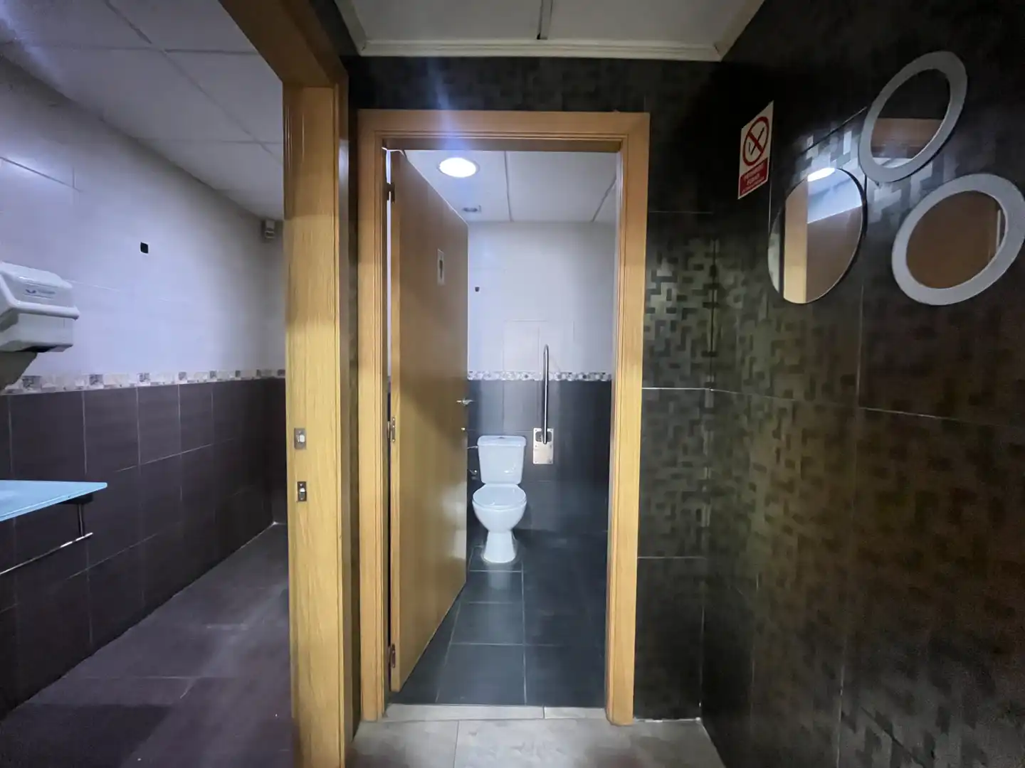 Badezimmer von Geschaftsraum zum Verkauf in Sagunto / Sagunt mit Klimaanlage und Möbliert