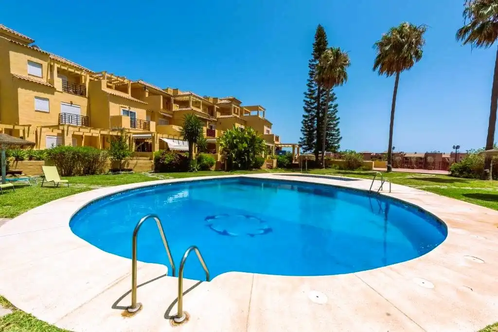 Piscina de Casa adosada en venda en Estepona amb Aire condicionat, Calefacció i Jardí privat