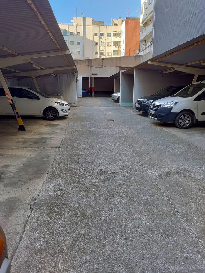 Parkplatz von Fabrikhallen zum Verkauf in Reus