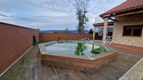 Piscina de Casa o xalet en venda en Pontevedra Capital  amb Jardí privat