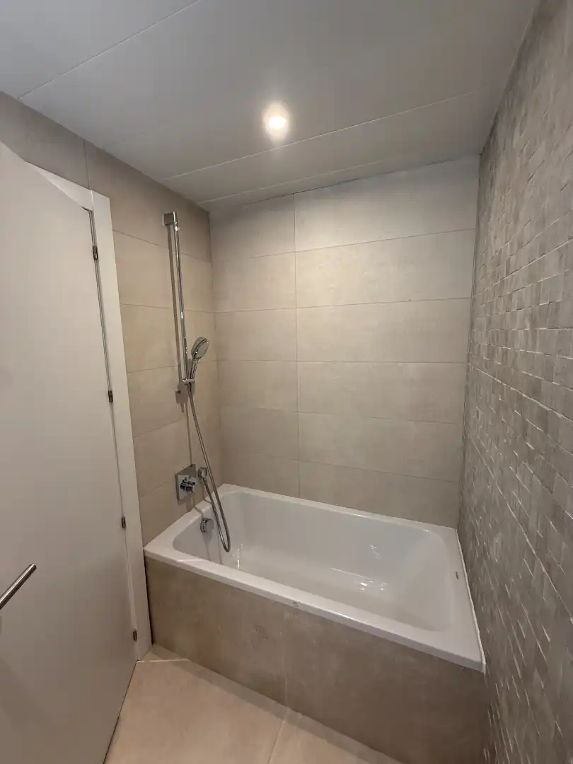 Baño de Apartamento de alquiler en Salou con Aire acondicionado, Calefacción y Parquet