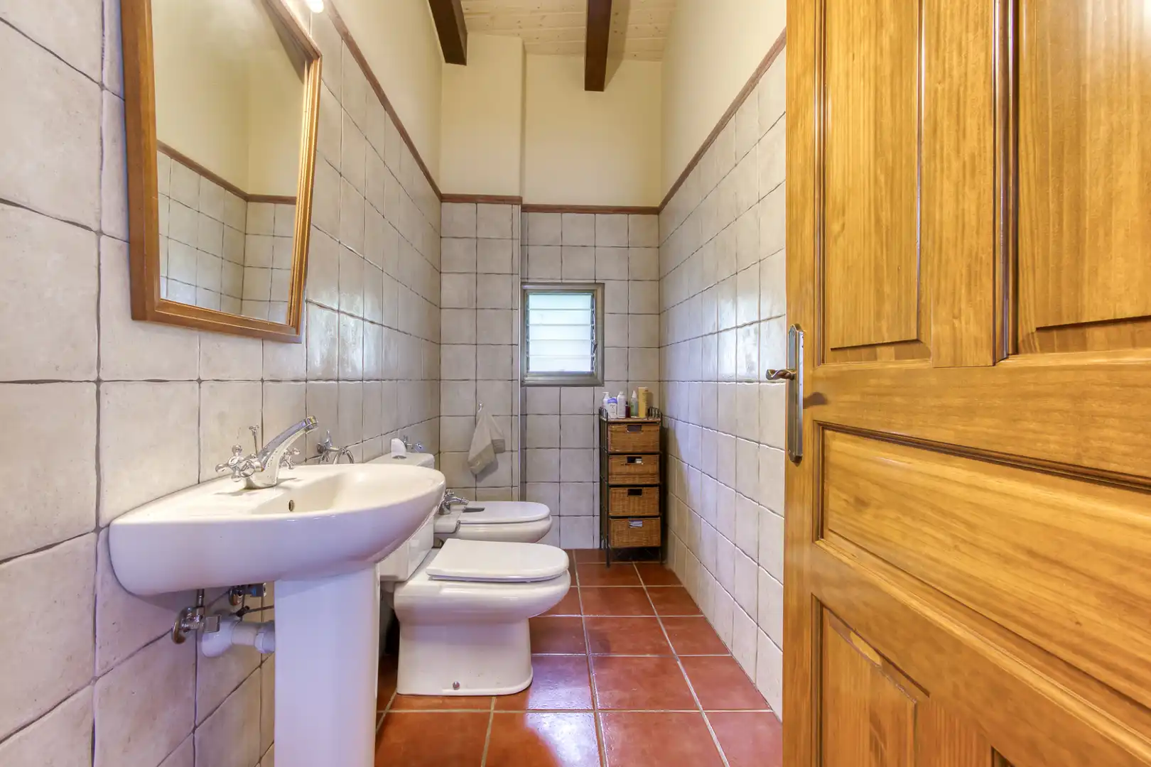 Badezimmer von Country house zum Verkauf in Sant Joan Les Fonts mit Klimaanlage, Heizung und Privatgarten