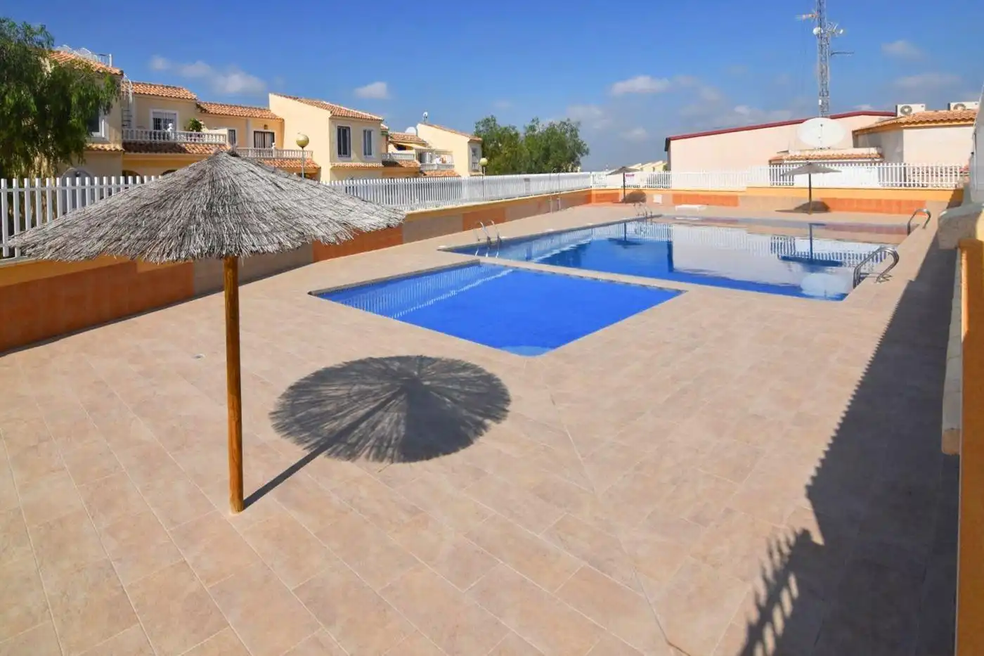 Piscina de Apartament en venda en Santa Pola amb Aire condicionat, Calefacció i Moblat
