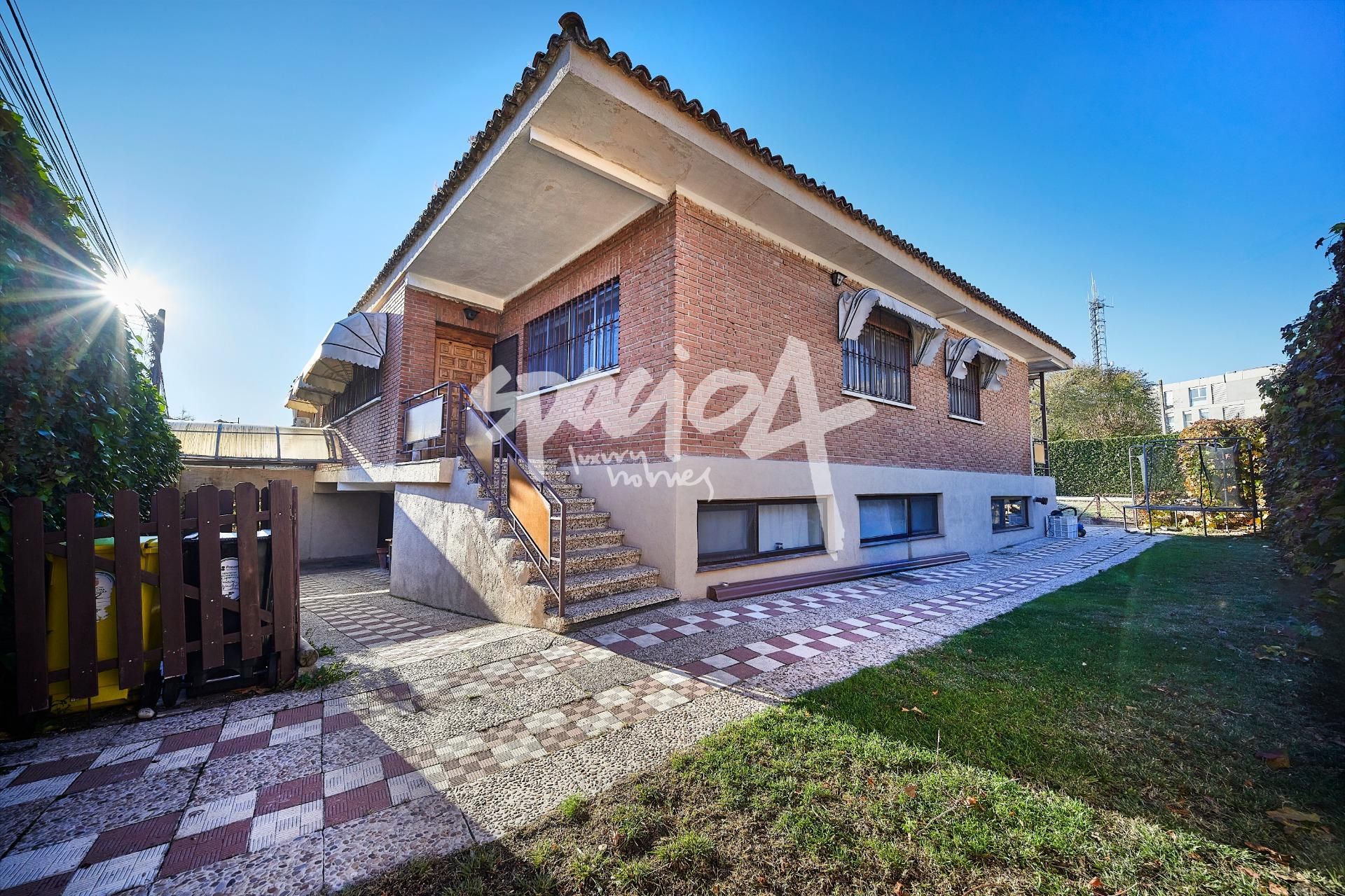 Exterior view of House or chalet for sale in Pozuelo de Alarcón  with Private garden, Parquet flooring and Terrace