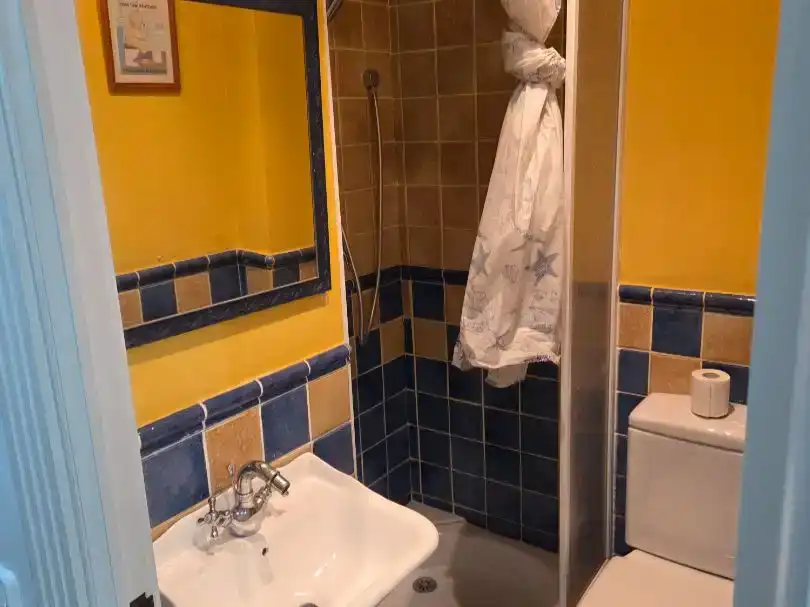 Badezimmer von Wohnung zum Verkauf in Leioa mit Balkon
